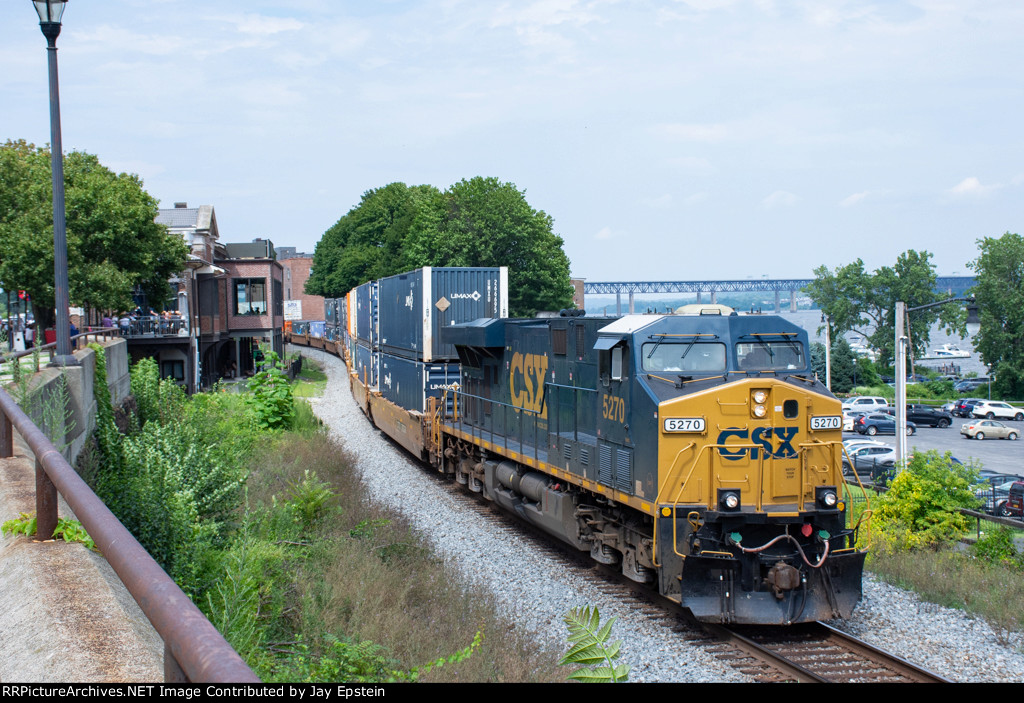 CSX 5270 leads I158 south through Newburgh